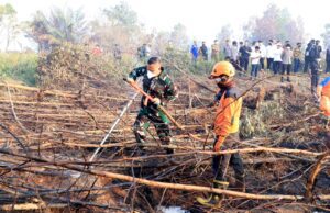 Pantau Langsung Perkembangan Karhutla, Komandan Lanud Sjamsudin Noor Bersama Forkopimda Kalsel Turun ke Lapangan Uji Fungsi Inovasi Injeksi Air
