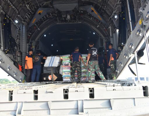Hari Kedua Puluh Penanganan Gempa NTT, TNI Kirim 1.080,013 Ton Bantuan