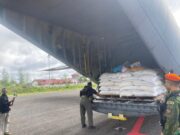 Pasokan Beras ASN Tiba di Yahukimo, Diangkut Hercules C-130 TNI AU