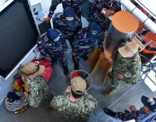 Latihan Pengenalan Alat Penyelamatan Kapal Perkuat Kemampuan TNI dan Unsur Maritim AS