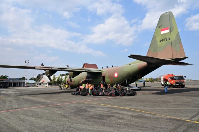 Hercules TNI AU Kembali Tiba di Lanud Sjamsudin Noor, Bawa Ratusan APD Bantuan Kemhan RI dan Masker Dari Puskes TNI AU Untuk Perkuat Penanganan Karhutla Kalsel