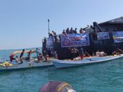 KRI Bawal-875 Salurkan Bantuan Kemanusiaan Bagi Korban Gempa NTT dan Flores