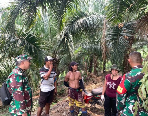 TNI Perkuat Penanganan Karhutla di Melawi, Salurkan Peralatan Pemadam kepada Masyarakat