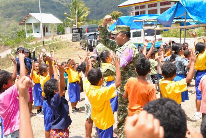 Puspsi TNI Berikan Trauma Healing bagi Anak Penyintas Gempa Bumi NTT