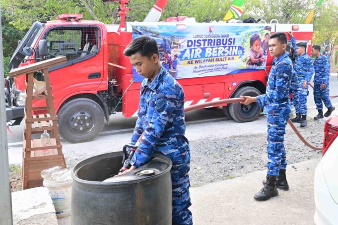 Setetes Kepedulian Ditengah Kemarau, Lanud Sjamsudin Noor Kembali Hadir Salurkan Air Bersih Untuk Warga