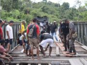 Sinergi TNI-Polri dan Masyarakat Perbaiki Jembatan Poros Lokpon-Dekai Sambut HUT ke-81 TNI