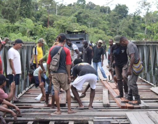 Sinergi TNI-Polri dan Masyarakat Perbaiki Jembatan Poros Lokpon-Dekai Sambut HUT ke-81 TNI