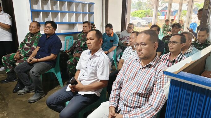 Satgas Karhutla TNI Kawal Penyaluran Bantuan Korporasi untuk Desa Terdampak di Melawi