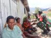 Babinsa 1714-01/Mulia Ulia Pererat Kemanunggalan TNI–Rakyat Melalui Anjangsana dan Bantuan Sembako di Kampung Kulon Enggame, Distrik Pagaleme