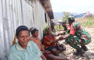 Babinsa 1714-01/Mulia Ulia Pererat Kemanunggalan TNI–Rakyat Melalui Anjangsana dan Bantuan Sembako di Kampung Kulon Enggame, Distrik Pagaleme