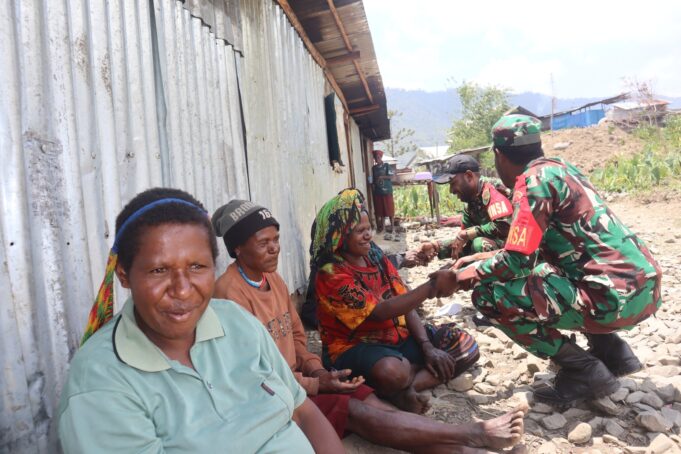 Babinsa 1714-01/Mulia Ulia Pererat Kemanunggalan TNI–Rakyat Melalui Anjangsana dan Bantuan Sembako di Kampung Kulon Enggame, Distrik Pagaleme