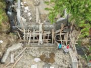 Kodim 1714/Puncak Jaya Gandeng Masyarakat Binaan Membangun Jembatan Merah Putih di Kampung Kulok Enggame