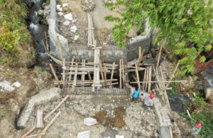 Kodim 1714/Puncak Jaya Gandeng Masyarakat Binaan Membangun Jembatan Merah Putih di Kampung Kulok Enggame