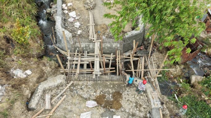 Kodim 1714/Puncak Jaya Gandeng Masyarakat Binaan Membangun Jembatan Merah Putih di Kampung Kulok Enggame