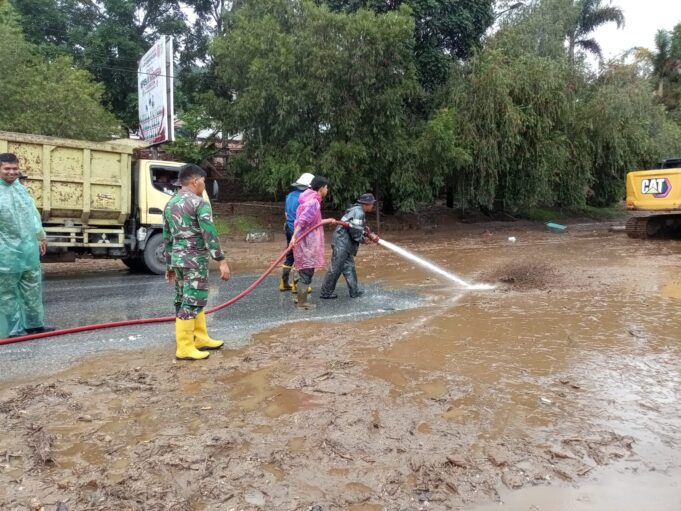 Gerak Cepat TNI Bantu Tangani Dampak Banjir Bandang di Kabupaten Solok Sumbar