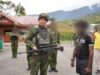 Memilih Jalan Damai, Empat Anggota OPM Puncak Jaya Serahkan Senjata kepada Pangkoops TNI Habema dan Kembali ke Masyarakat
