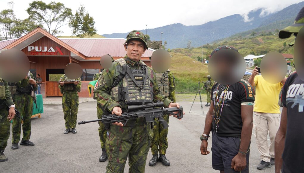 Memilih Jalan Damai, Empat Anggota OPM Puncak Jaya Serahkan Senjata kepada Pangkoops TNI Habema dan Kembali ke Masyarakat
