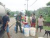 Distribusi Air Bersih kepada Warga, Koramil 1710-03/Kuala Kencana Bantu Penuhi Kebutuhan Masyarakat