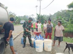 Distribusi Air Bersih kepada Warga, Koramil 1710-03/Kuala Kencana Bantu Penuhi Kebutuhan Masyarakat