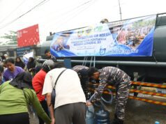 TNI Salurkan 368.000 Liter Air Bersih untuk Masyarakat Terdampak Karhutla di Kalbar