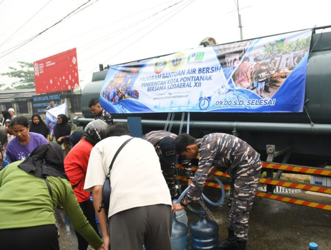 TNI Salurkan 368.000 Liter Air Bersih untuk Masyarakat Terdampak Karhutla di Kalbar
