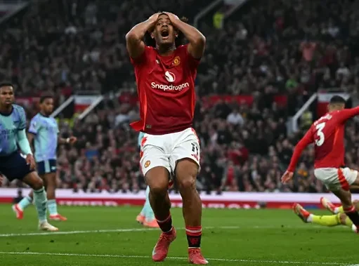 Zirkzee Tetap di MU, Manajemen Tolak Pindah di Deadline Day