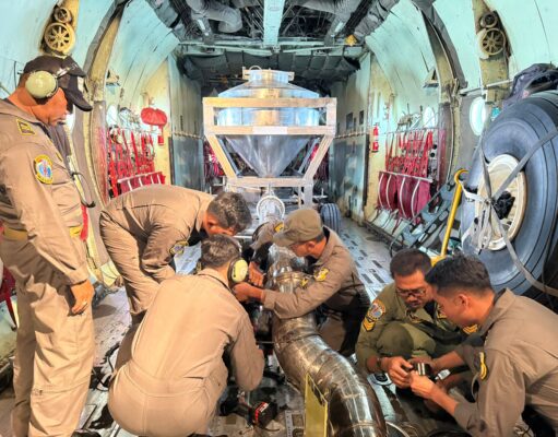 TNI Kerahkan Pesawat Udara Semai Lebih dari 10 Ton Bahan Untuk OMC Atasi Karhutla di Kalimantan