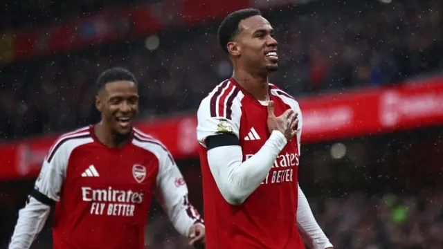 Arsenal-Hancurkan-Everton-2-0-Konsa-dan-Gabriel-Bawa-Tim-Unggul-di-Papan-Atas