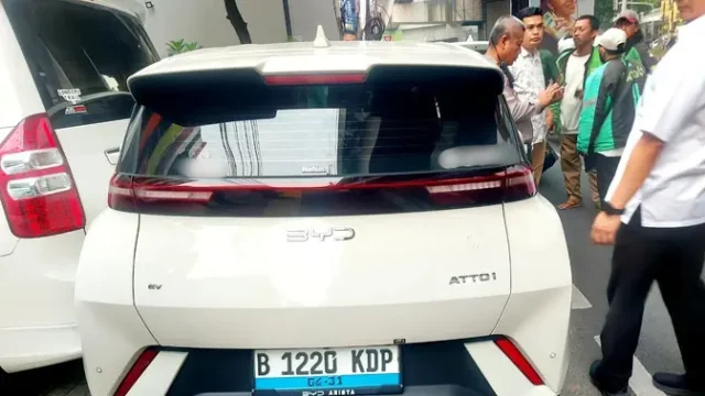 BYD-Tabrak-Beruntun-di-Jaksel-Ojol-Patah-Kaki