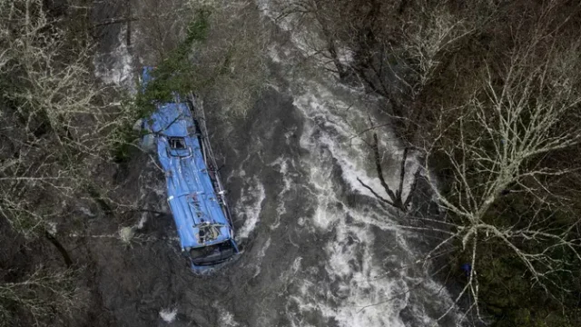 Bus-Terjun-20-Meter-di-Spanyol-83-Penumpang-Terluka