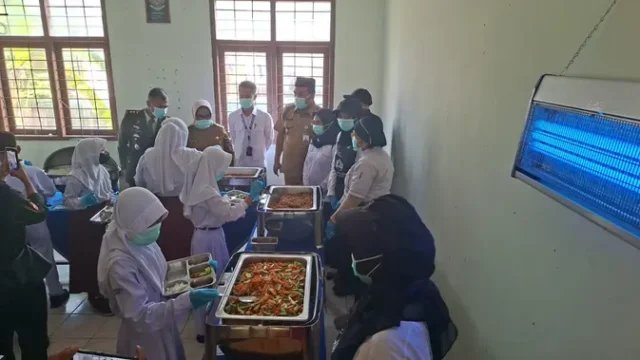 Cara-Baru-Siswa-Santap-Makan-Bergizi-Gratis-dengan-Sistem-Prasmanan
