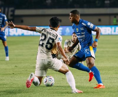 Dewa-United-Guncang-Persib-Bandung-dengan-Dua-Gol-Cepat-di-Babak-Pertama