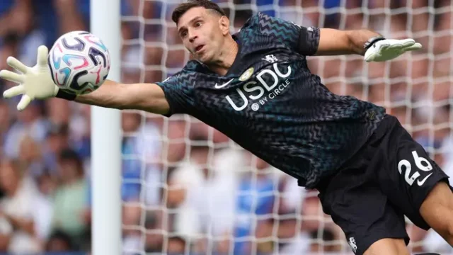 Emiliano-Martynez-Harus-Operasi-Rahang-Usai-Benturan-Keras-Lawan-Everton