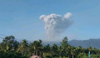Gunung-Dukono-Erupsi-Pagi-Ini-Kolom-Abu-Tak-Teramati