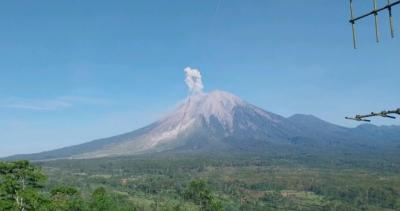 Gunung Semeru Erupsi Lima Kali dalam Sehari, Status Tetap Siaga