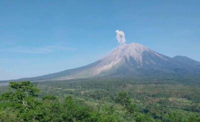 Gunung-Semeru-Meletus-Kolom-Abu-Capai-800-Meter-di-Atas-Puncak