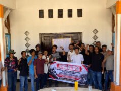 Minta PT AMNT Tuntaskan Hutang Penjelasan, Masyarakat Lantung Segel Kantor Camat