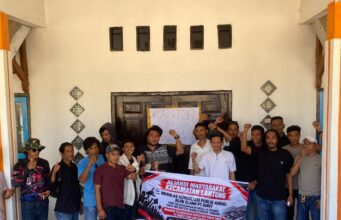 Minta PT AMNT Tuntaskan Hutang Penjelasan, Masyarakat Lantung Segel Kantor Camat