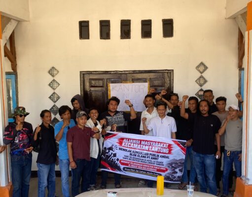 Minta PT AMNT Tuntaskan Hutang Penjelasan, Masyarakat Lantung Segel Kantor Camat