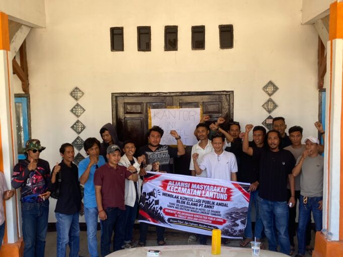 Minta PT AMNT Tuntaskan Hutang Penjelasan, Masyarakat Lantung Segel Kantor Camat