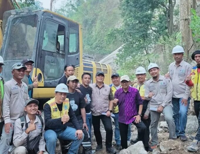 Wabup Bersama Gubernur Tinjau Pembangunan Jalan