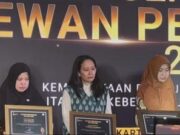 Istri Lima Jurnalis Korban Anak Krakatau Terima Penghargaan Dewan Pers