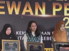 Istri Lima Jurnalis Korban Anak Krakatau Terima Penghargaan Dewan Pers