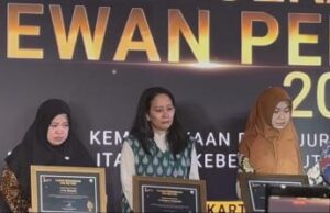 Istri Lima Jurnalis Korban Anak Krakatau Terima Penghargaan Dewan Pers