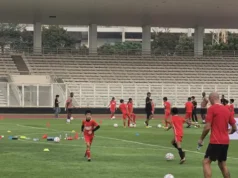 Jan Ethes Berlatih Bareng Legenda Arsenal dan MU di GBK