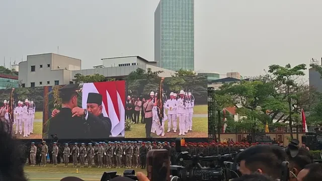 Jenderal-Suyudi-Ario-Seto-Resmi-Jadi-Kapolri-Terima-Panji-Polri-dari-Jenderal-Listyo