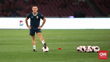 John-Herdman-Kibarkan-Bendera-Finis-di-MotoGP-Mandalika-2026