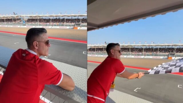 John-Herdman-Mengibarkan-Bendera-Finis-MotoGP-Indonesia-2026-Usai-Juara-ASEAN-Cup