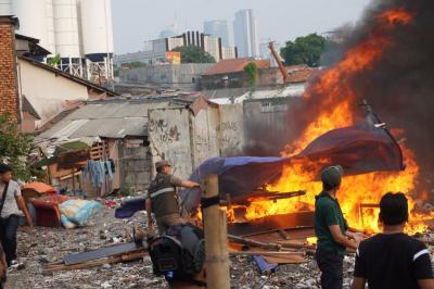 Kampung-Boncos-Digerebek-Empat-Tersangka-dan-Enam-Lapak-Narkoba-Dibakar