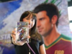 Luis Figo Diabadikan dalam Kartu Koleksi Eksklusif HGI di Jakarta Game On 2026